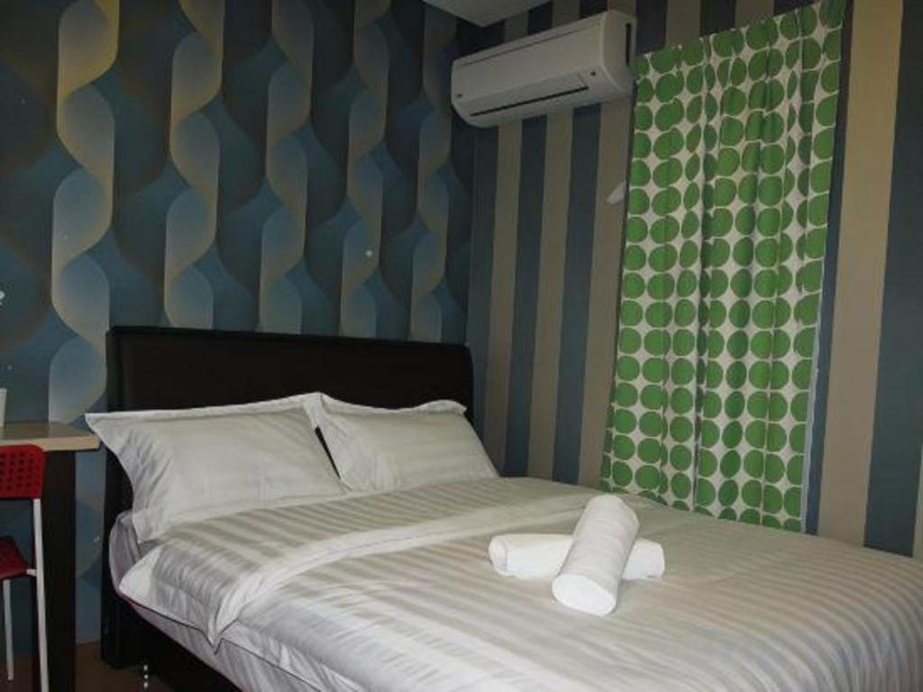 Hotel Zamburger Enstek Sepang Exterior photo